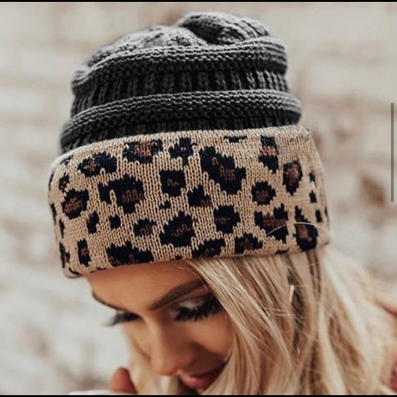 NWT Women’s Cuffed C.C. Beanie in Black Leopard - Picture 2 of 6